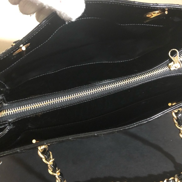 🔥CHANEL CHEVRON PURSE W/GOLD HARDWARES🔥 - Picture 13 of 14
